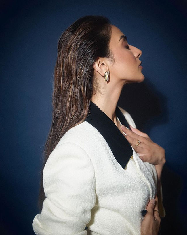 Staggering Poses of Rakul Preet In Black Outfit